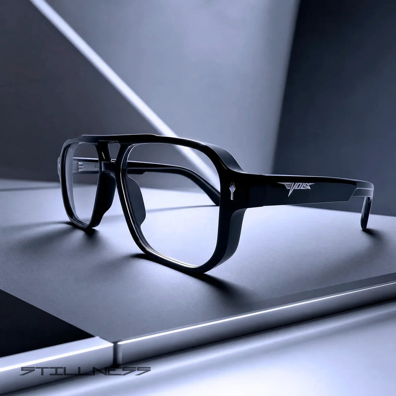 Pessoa em home office usando óculos Evols com filtro de luz azul diante do monitor